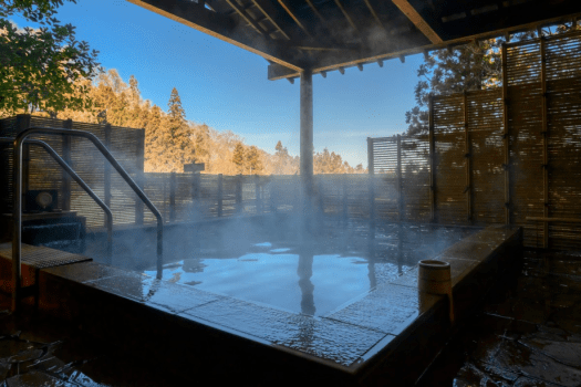 青空と山々を眺める露天風呂。