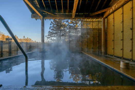 山の澄みきった空気の中、湯あみをお楽しみください。
