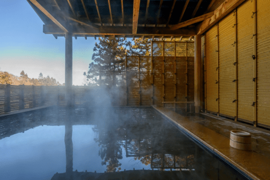 山の澄みきった空気の中、湯あみをお楽しみください。
