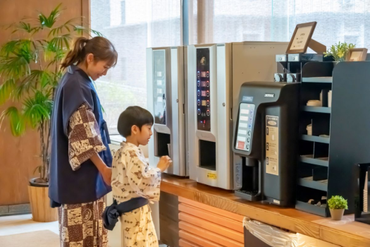 ラウンジ横には、ソフトドリンクなど各種ドリンクやコーヒーマシンをご用意しております。