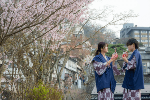 伊香保のシンボル石段街には、スイーツにドリンクに、食べ歩きできるグルメもたくさん！
