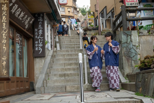 温泉情緒がたっぷりの伊香保石段街。食べ歩きにお土産屋さん巡りに、楽しい時間をお過ごしいただけます。