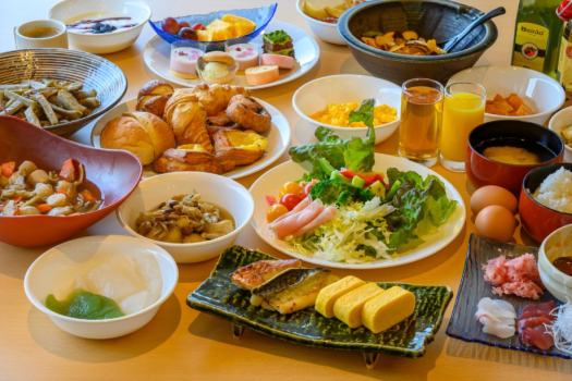 彩り豊かな朝食ビュッフェ。展望ダイニングで朝の明るい日差しの中、心地よいひとときを。