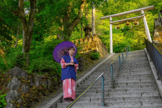 和傘と色浴衣の色合せは自分だけのお好みを探してみて。緑が眩しい伊香保神社にて