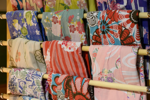 売店にご用意している色浴衣【有料】。色合い、柄も様々にご用意しております。伊香保の街歩きにもどうぞ