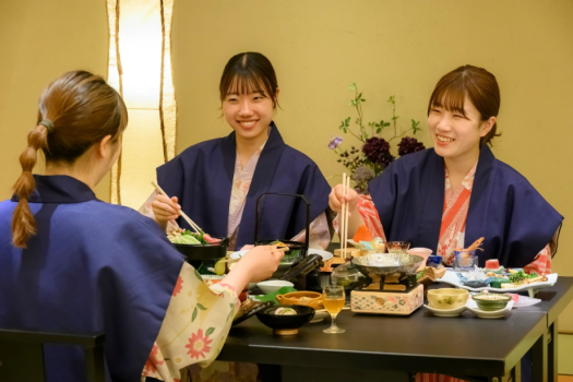 旅の思い出話も弾む華やかなお料理。皆様の楽しいご滞在を福一にてどうぞ。