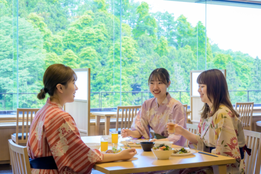 窓一面に緑が広がる展望ダイニングで爽やかな朝のひと時をお過ごしください。
