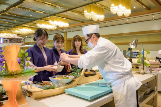 料理人がダイニング内で仕上げる「朝のお造り」は当料理長のこだわりの一品。