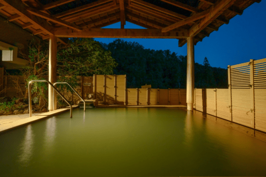 奥伊香保にも朝がやってきます。静かで落ち着いた雰囲気の露天風呂。