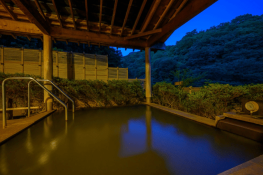 夜明けを迎える、福一の露天風呂。