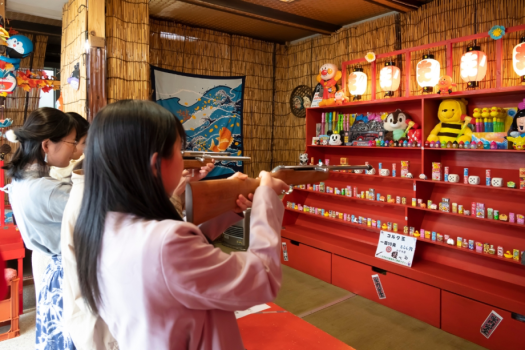 温泉街ならではの射的やスマートボール。昭和にタイムスリップした気分に！