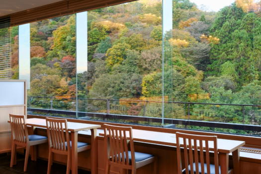 秋には紅葉のグラデーションを眺めて、優雅にご朝食を。