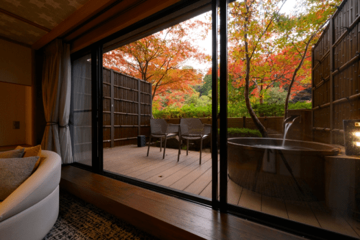 紅葉シーズンには庭園の木々も色づき、見事な風景に。 紅葉シーズンには庭園の木々も色づき、見事な風景に。