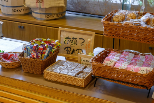 フロントには可愛いお菓子バーも。お好きなドリンクとお楽しみください。