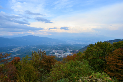 遥かに広がる空と色づき始めた山々。心安らぐ伊香保の秋の風景。