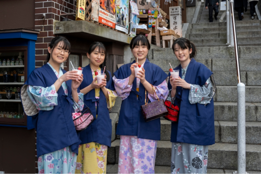人気のスイーツやドリンクの食べ歩きも楽しい石段街