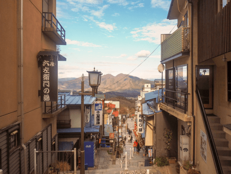 冬の澄んだ空気、遠くまで山並みを望む石段街