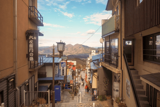 山並みがきれいに見える冬の石段街