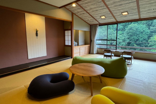 【デラックス和モダン客室】客室内に備えたyogiboのビーズクッションは極上の座り心地です。
