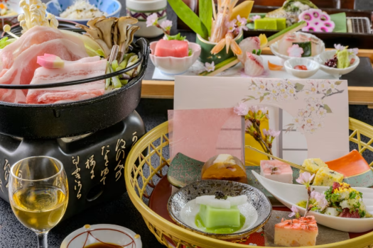 息を呑む美しさ、そして美味しさに魅了されるお料理の数々。春のことほぎ膳より。