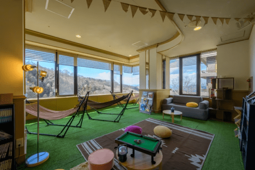 ライブラリーラウンジ「ルーエ」ではクッションに座ってコミックやボードゲームをお楽しみいただけます。