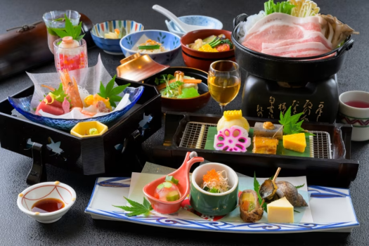 人気の豚味噌鍋をメインに。季節ごとの旬の素材とお肉をじっくり煮込んだ一品です。