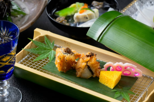 夏の万葉創作和会席。彩り豊かに飾り付けられたお料理は目でも味わえる一品。
