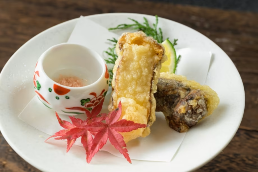 秋の味覚、松茸を天ぷらで。風味豊かな一品をどうぞ。