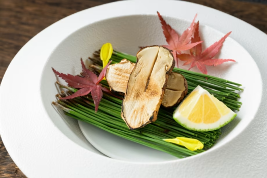 秋の訪れを感じる一品、焼松茸。実りの秋の厳選食材を存分にご堪能ください。