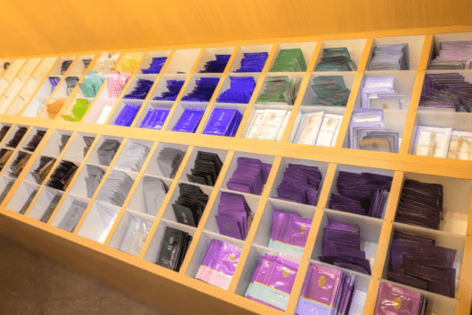 フロントにはおすすめの化粧水や乳液をご用意しておりますので、ご自由にお取りください。