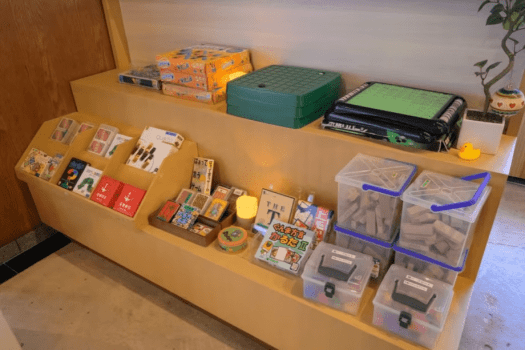 貸出コーナーにはボードゲームやカードゲームを取り揃えております。