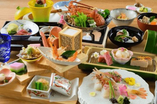 イセエビ鍋に赤城どりと国産牛の食べ比べなど、春の美味を贅沢に頂く万葉創作和会席。