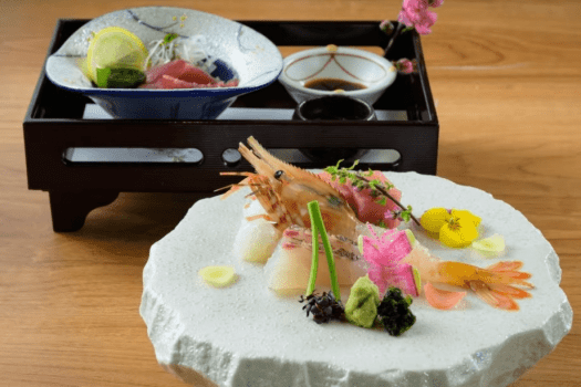 春の彩りを添えたお造り。食材をじっくり味わう至福のひとときをどうぞ。