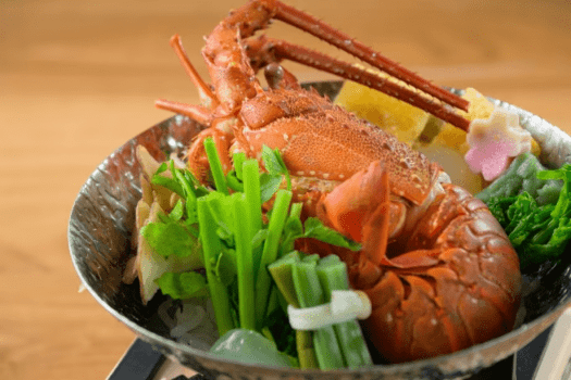 春の万葉創作和会席より。イセエビ鍋。見た目にも華やかな春の逸品です。