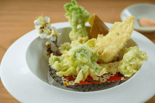 芽吹きの山の恵みを、揚げたてで味わう春の山菜天ぷら。