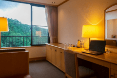 ツインルームには、リビングスペースとデスクもあるのでビジネスでのご利用にもお勧めです。