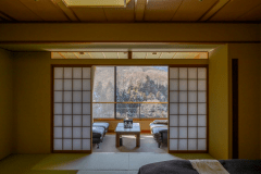 ゆったり12.5畳の本間にはツインベッド。 3名様でご利用の場合は、お布団でご用意させていただきます。