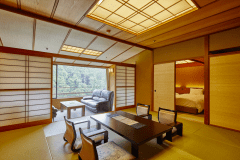 二間あるゆったりとした空間【和洋室】。四季折々の伊香保の山々を眺めることができます。