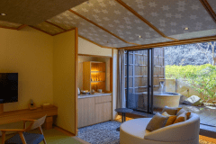 庭園を眺めながら、露天風呂に入ったり、読書をしたり、と思い思いのひとときをお過ごしください。