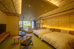 2023年2月にリニューアルオープンした万葉館４階の露天風呂付客室。畳敷きの和室に和ベッドをご用意しております。