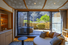 庭園を眺めながら、露天風呂に入ったり、読書をしたり、と思い思いのひとときをお過ごしください。