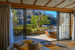 2023年2月にリニューアルした露天風呂付客室。プライベートな露天風呂でお寛ぎのひとときを。