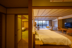 万葉　新露天付客室スイートプレミア。フローリングのお部屋と畳敷きの和室、趣の違う２間続きの客室。