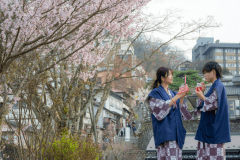 伊香保のシンボル石段街には、スイーツにドリンクに、食べ歩きできるグルメもたくさん！