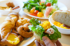 新鮮野菜をたっぷり取れる朝食ビュッフェ「旬菜健美」。