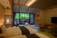 万葉館露天風呂付客室フォレストスイート。自然に包まれるようなご滞在をお楽しみ下さい。