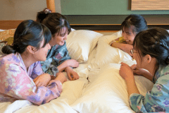 お泊り女子会のお楽しみはやっぱりおしゃべり。お部屋でごゆっくりどうぞ。