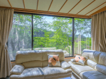 窓の外には観賞用の庭園が、四季折々に広がります。【千樹館　15畳ゆったり和ベッド客室】