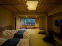 四季折々の姿を見せる庭園と、遠くには伊香保の山々も見渡せます。