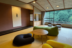 【デラックス和モダン客室】客室内に備えたyogiboのビーズクッションは極上の座り心地です。